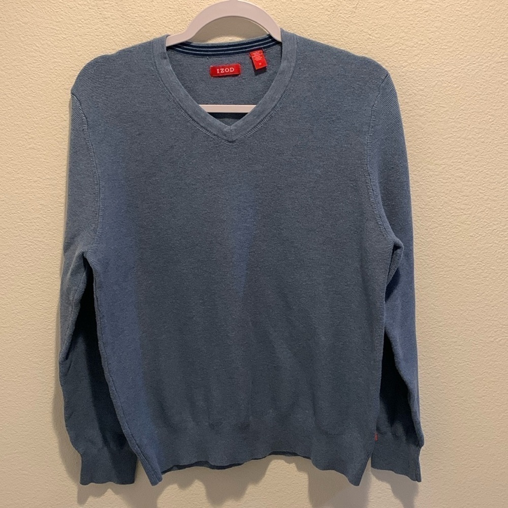IZOD Heather Blue Cotton V-Neck Pullover Sweater for cooler weather. Size M.‌‌‍‍